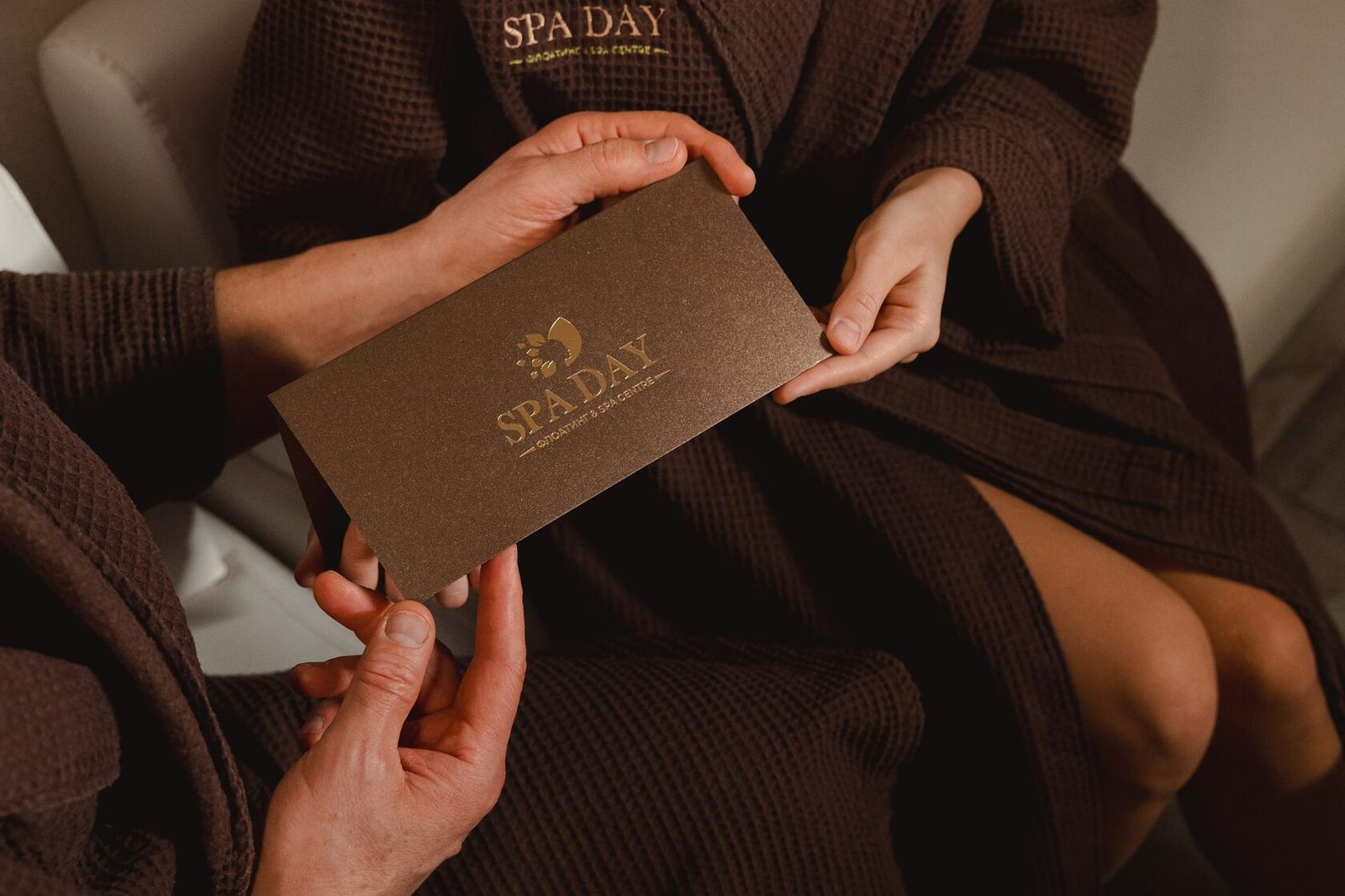 Подарочный сертификат SPA DAY в руках